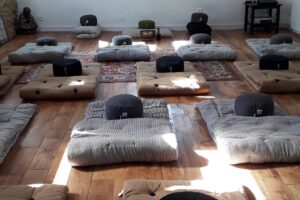 Salle équipée pour yoga-méditation